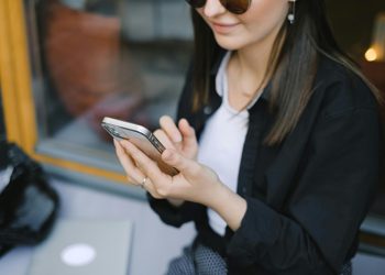 La industria móvil se esfuerza por mantener a los usuarios conectados ante la escasez del irremplazable insumo eléctrico