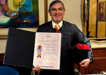 PRESIDENTE DE LA ASOCIACIÓN ECUATORIANA DE MARKETING RECIBE DOCTORADO HONORIS CAUSA