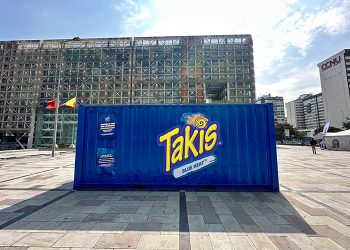 UN ENORME CONTENEDOR AZUL EN QUITO DA PISTAS  SOBRE EL NUEVO SABOR QUE TAKIS LANZARÁ