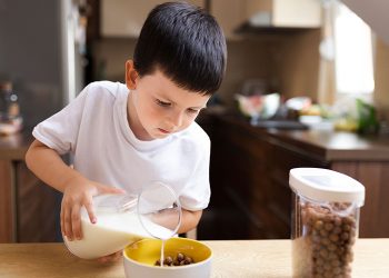 ¿Cómo la leche contribuye al combate a la desnutrición crónica infantil?