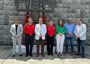 ETAFASHION Y FUNDACIÓN GUAYASAMÍN RINDEN HOMENAJE AL CUERPO DE BOMBEROS DE QUITO