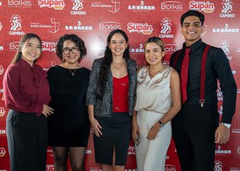 Supán comparte su delicioso pan de pascua con niños y familias del sur de Guayaquil durante agasajo navideño