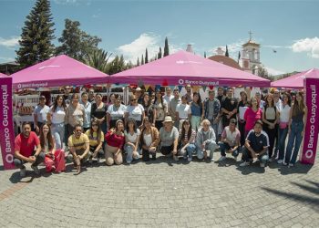 BANCO GUAYAQUIL IMPULSA EL COMERCIO LOCAL EN QUITO A TRAVÉS DE LA DONACIÓN DE CARPAS Y CHARLA  DE EDUCACIÓN FINANCIERA