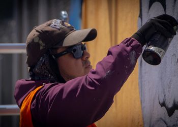 MATEO MUÑOZ: EL MURALISTA ECUATORIANO QUE TRANSFORMA ESPACIOS PÚBLICOS Y PRIVADOS