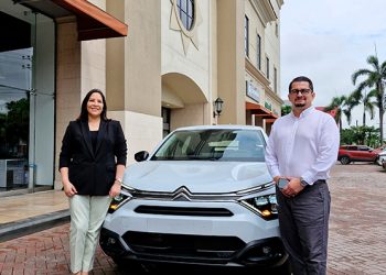 VILLAGE ENTREGA AUTO A GANADOR DE PROMOCIÓN NAVIDEÑA