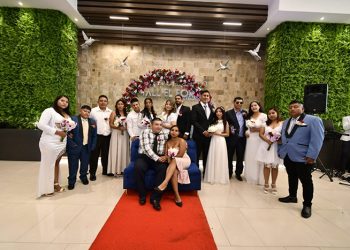 8 PAREJAS SELLARON SU AMOR EN EL PRIMER MATRIMONIO COLECTIVO CELEBRADO EN MALL EL FORTÍN