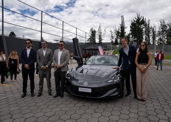 EL FUTURO DE LOS DEPORTIVOS ELÉCTRICOS LLEGÓ A QUITO: MG CYBERSTER SE DEVELA CON UNA EXPERIENCIA EN PISTA