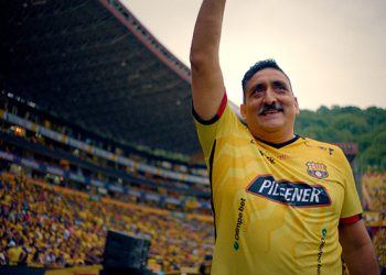 PILSENER CUMPLIÓ SUEÑO DE TENDERO DE IR A LA NOCHE AMARILLA  Y DEJÓ A MÁXIMO BANGUERA DE REMPLAZO EN EL LOCAL