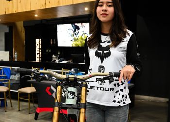 Dos ecuatorianos representarán al país en el Panamericano de Downhill 2025 con el respaldo de Pivot Cycles