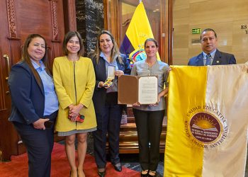 Unidad Educativa Matilde Amador Santistevan recibe la condecoración «Dr. Vicente Rocafuerte» al Mérito Educativo