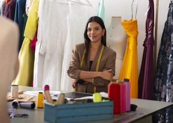 EMPRENDER EN ECUADOR: UNA FUERZA SILENCIOSA QUE IMPULSA LA ECONOMÍA DESDE LO LOCAL