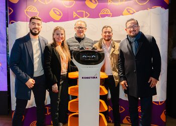 KOBETINA, EL ROBOT MESERO, LLEGA A QUITO