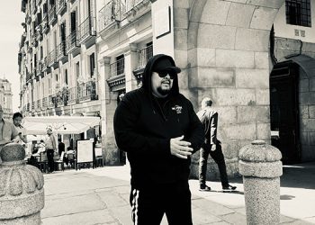 Phantom Boy graba su nuevo videoclip «Bésame Bonito» en las calles de Madrid