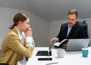 7 de cada 10 ecuatorianos pensó en renunciar a su trabajo por la mala relación con su jefe o jefa