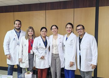 Equipo de médicos ecuatorianos es reconocido en concurso científico regional de oncología