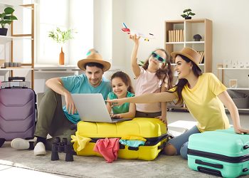 Vacaciones familiares: planes para disfrutar este verano y los gadgets ideales para cada momento