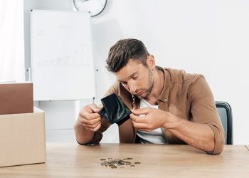 9 de cada 10 ecuatorianos considera que su salario no es suficiente para cubrir sus necesidades básicas