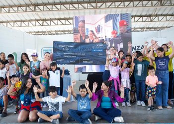 AMERICAN EAGLE ENTREGA 1817 JEANS A LA FUNDACIÓN APROFE