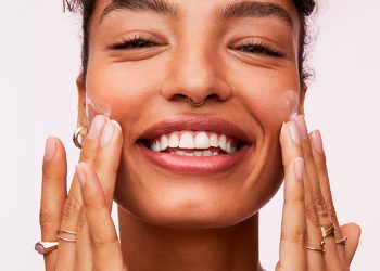 Cinco hábitos de belleza esenciales para disfrutar el verano con estilo y una piel radiante