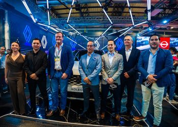 LA ERA E-TECH DE RENAULT DA LA BIENVENIDA A TRES MODELOS EN AUTOSHOW 2025