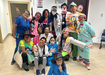 Clínica Internacional transforma la experiencia del paciente con clowns hospitalarios “Sonrisas que Sanan”