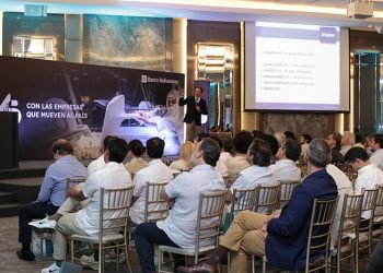 Banco Bolivariano impulsa el desarrollo del sector camaronero con análisis de perspectivas económicas