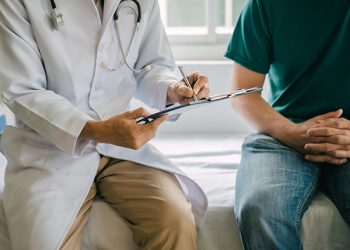 El uso excesivo de dispositivos digitales puede alterar el funcionamiento del cerebro de manera profunda