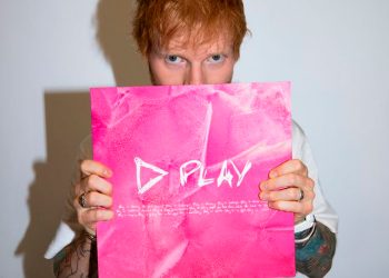 ED SHEERAN LANZA SU NUEVO ÁLBUM  «PLAY» Y COMPARTE EL VIDEO OFICIAL DE SU NUEVO SINGLE «CAMERA» PROTAGONIZADO POR PHOEBE DYNEVOR.