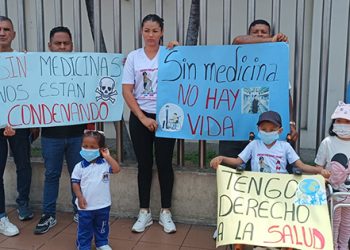 Padres de niños con AME realizaron plantón en Guayaquil para exigir atención médica y medicamentos estables