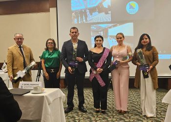 Catalina Cajías recibe la condecoración “Manuela Sáenz a la Integración Latinoamericana” por parte del Parlamento Andino