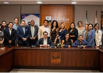 Dolores Prado, CEO de Holcim Ecuador, inspiró a jóvenes empresarios en un nuevo encuentro de AJE Ecuador