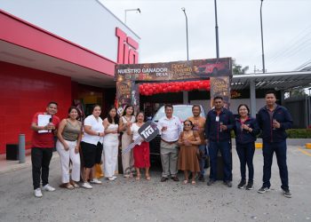 ¡Supermercado sorprende a sus clientes al entregar premios que transforman vidas justo en temporada navideña!