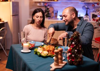 Cómo mantener una relación equilibrada con la comida durante diciembre y evitar el hambre emocional