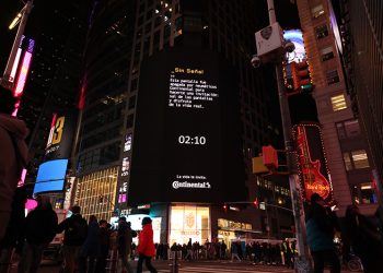 Continental apaga una pantalla en Times Square para invitar a reconectar con la vida real