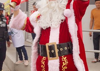 Almacenes Tía lleva la «Chocolatía» a 73.000 Niños e ilumina 18 árboles navideños en el país.