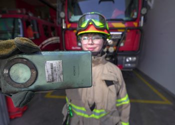 Smartphone de una bombera sobrevive a incendio forestal