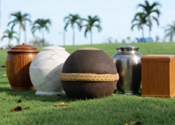 Urnas para cenizas: nuevas formas de recordar en Ecuador