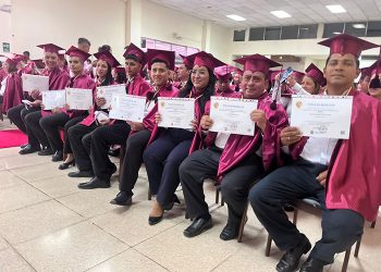 MÁS DE 100 ECUATORIANOS RETOMAN SUS ESTUDIOS Y SE GRADÚAN COMO BACHILLERES