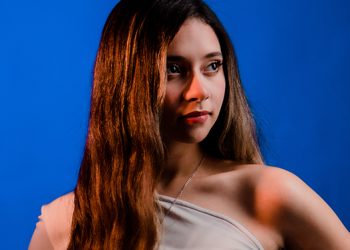 “Todo es Química”: Ashley Verdugo presenta una historia de ilusión, emociones y primeras conexiones