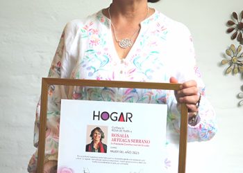 Rosalía Arteaga recibe la Rosa de Plata en reconocimiento a su trayectoria y liderazgo