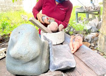 La artista ecuatoriana Bonnie López Grau presenta Petraviva, una escultura que explora el nacimiento de la vida desde la piedra