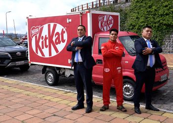 Un camión de KitKat® circula con convoy de seguridad en Ecuador