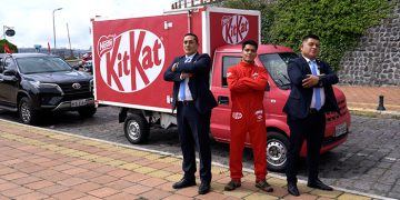 Un camión de KitKat® circula con convoy de seguridad en Ecuador