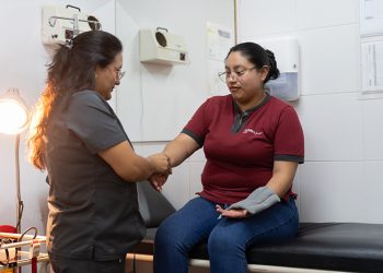 Salud y trabajo: enfermedades silenciosas afectan el rendimiento laboral en Ecuador