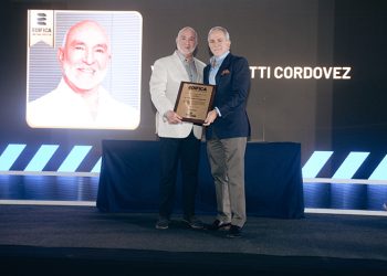 Víctor Ferretti Cordovez es condecorado por su visión y aporte al desarrollo del país
