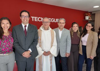 Tecniseguros inaugura punto de servicio exclusivo en la PUCE y refuerza la protección integral de la comunidad universitaria