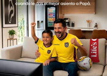 Papá vive la fiesta del fútbol en primera fila sin salir de casa