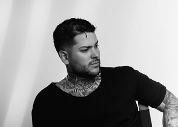 ARTISTA COLOMBIANO JUAN VÉLEZ VISITA ECUADOR Y PROMOCIONA SU TEMA «YA NO QUIERO BEBER»