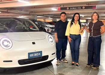 Mall del Norte entrega auto moderno a la ganadora de su campaña Mamá y Papá