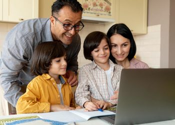 Invertir en educación también significa protegerla: cómo aprovechar el décimo para fortalecer el futuro de las familias ecuatorianas